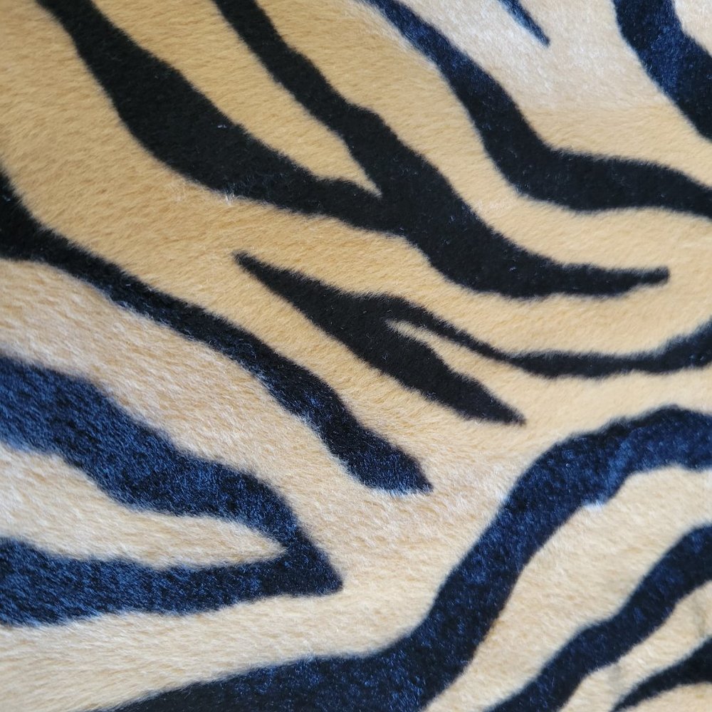 NWT Tiger Print Velvety Throw Blanket With Realistic "Fur" Pattern - Picture 2 of 7